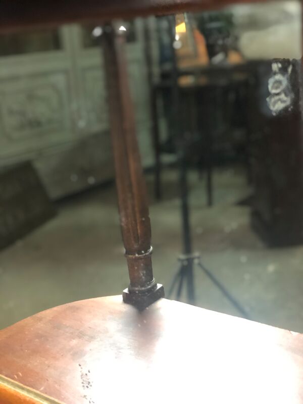 Meuble d'appoint de style Louis XV dessus marbre et galerie laiton années 1920