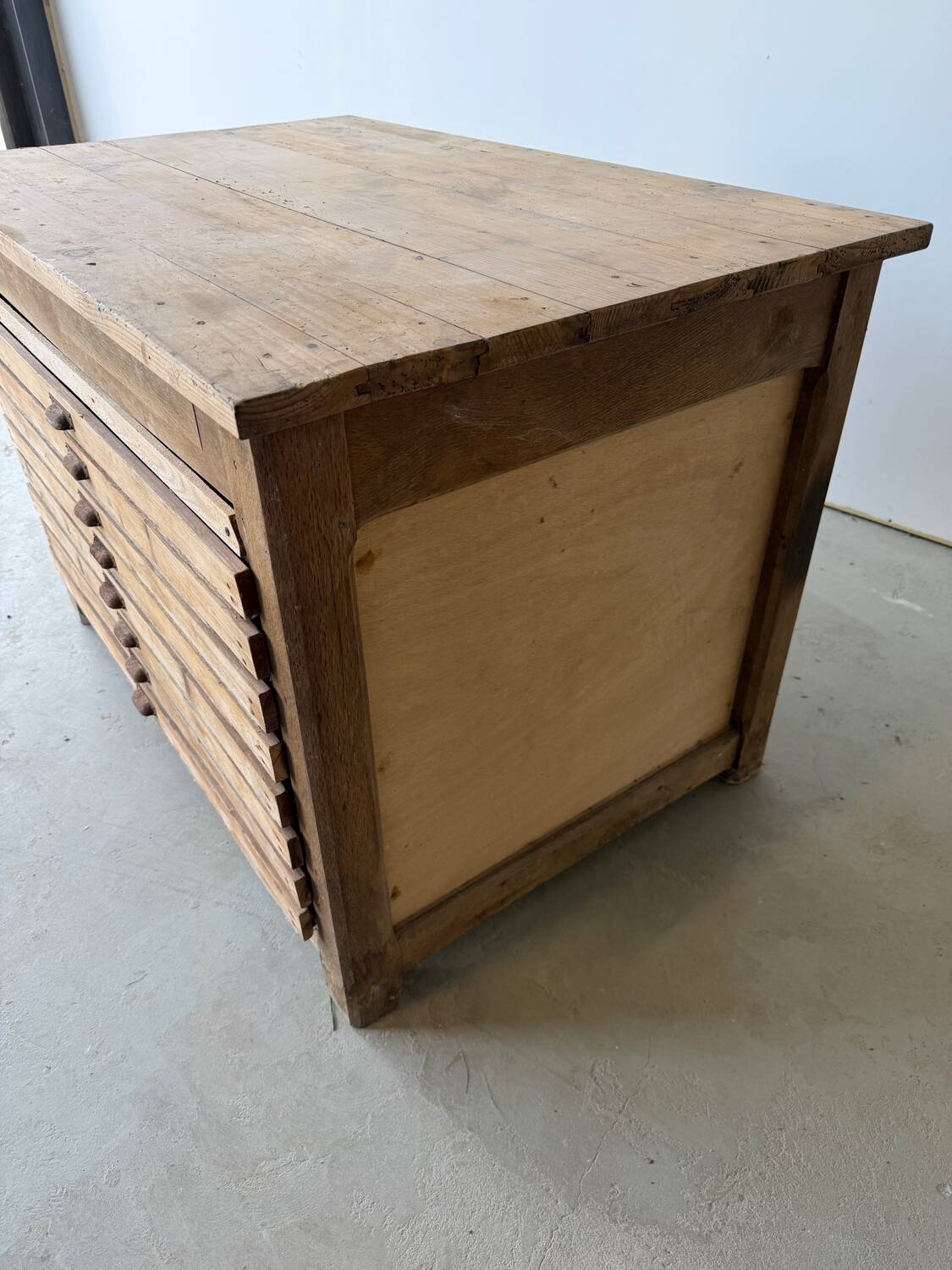 Low workshop cabinet with 8 drawers in solid wood, printing style.