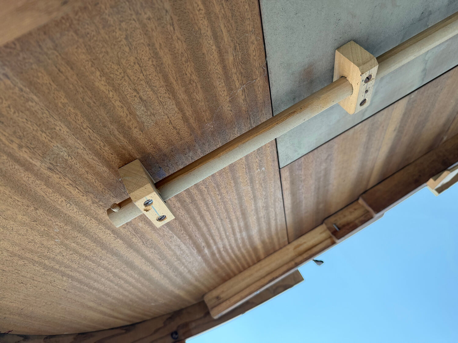 Scandinavian design extendable round table in teak, Danish manufacture.