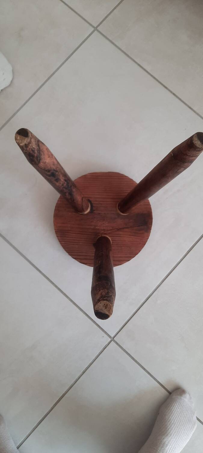 Tabouret tripode style brutaliste