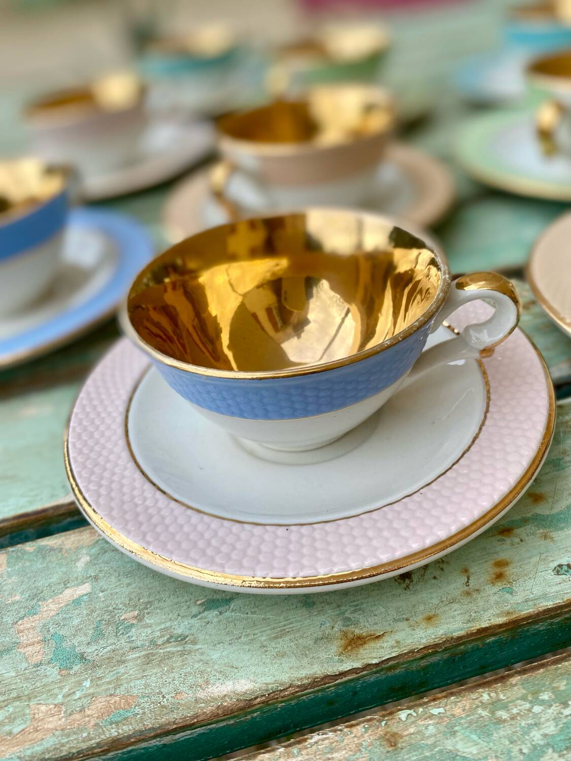 L'Amandinoise colored cup set