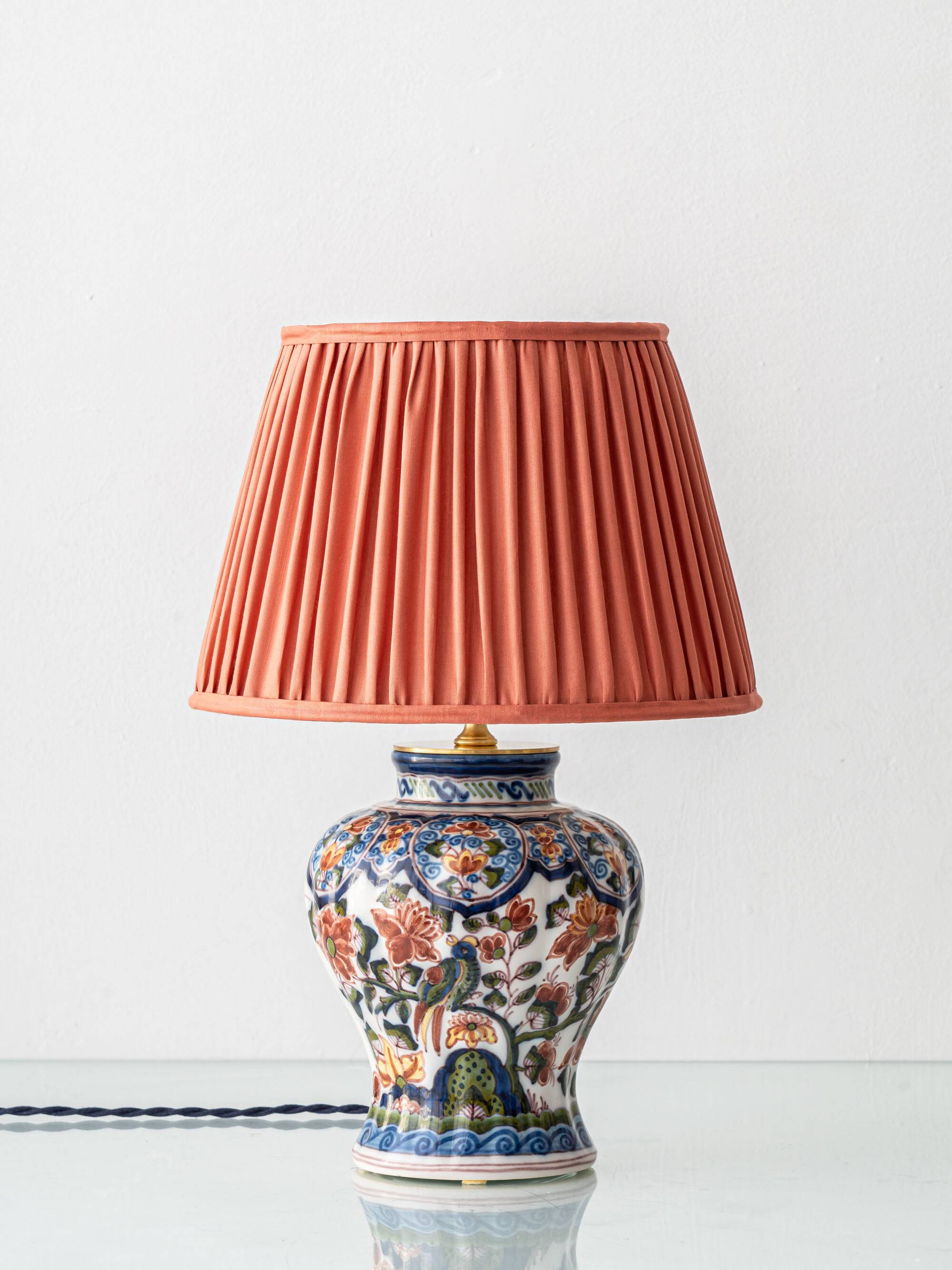 Dutch chinoiserie table lamp in polychrome Delftware, Makkum, with a new coral silk shade