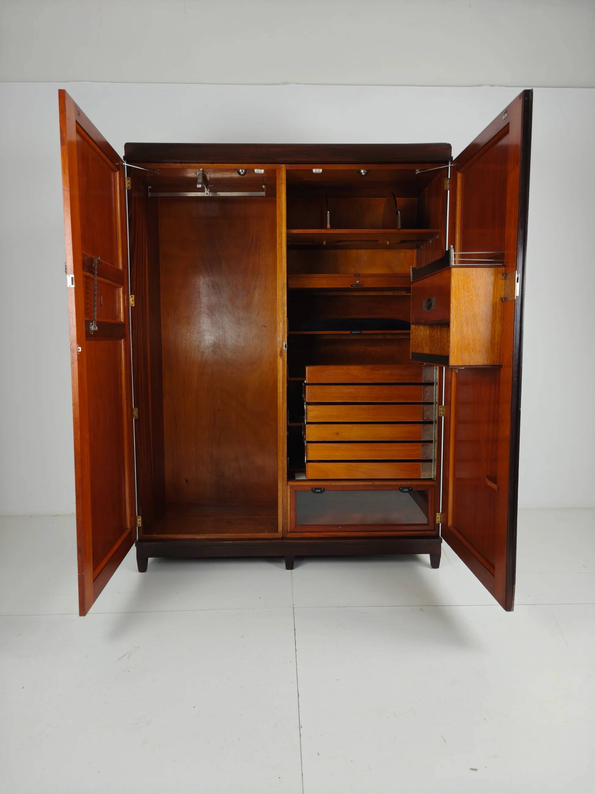 Belle garde-robe pour homme Art déco anglais des années 1920 Compactom Ltd