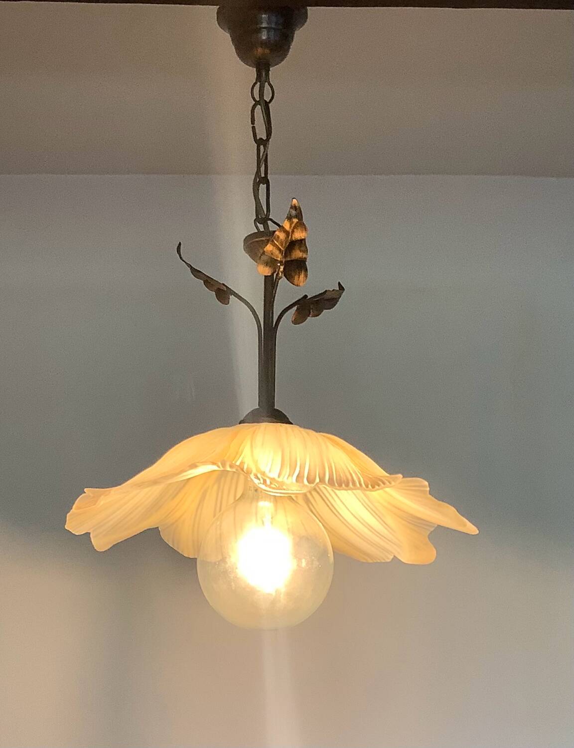 Vintage flower pendant light