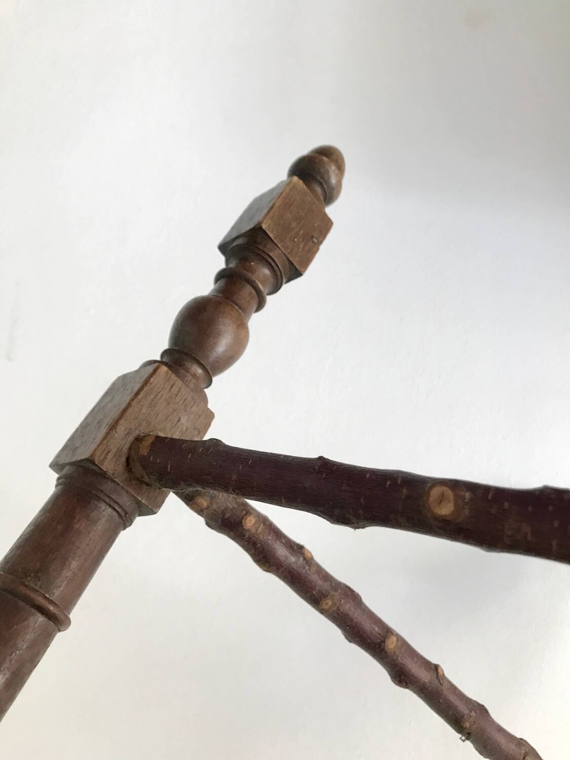 Old Provençal-style mulched tripod stool