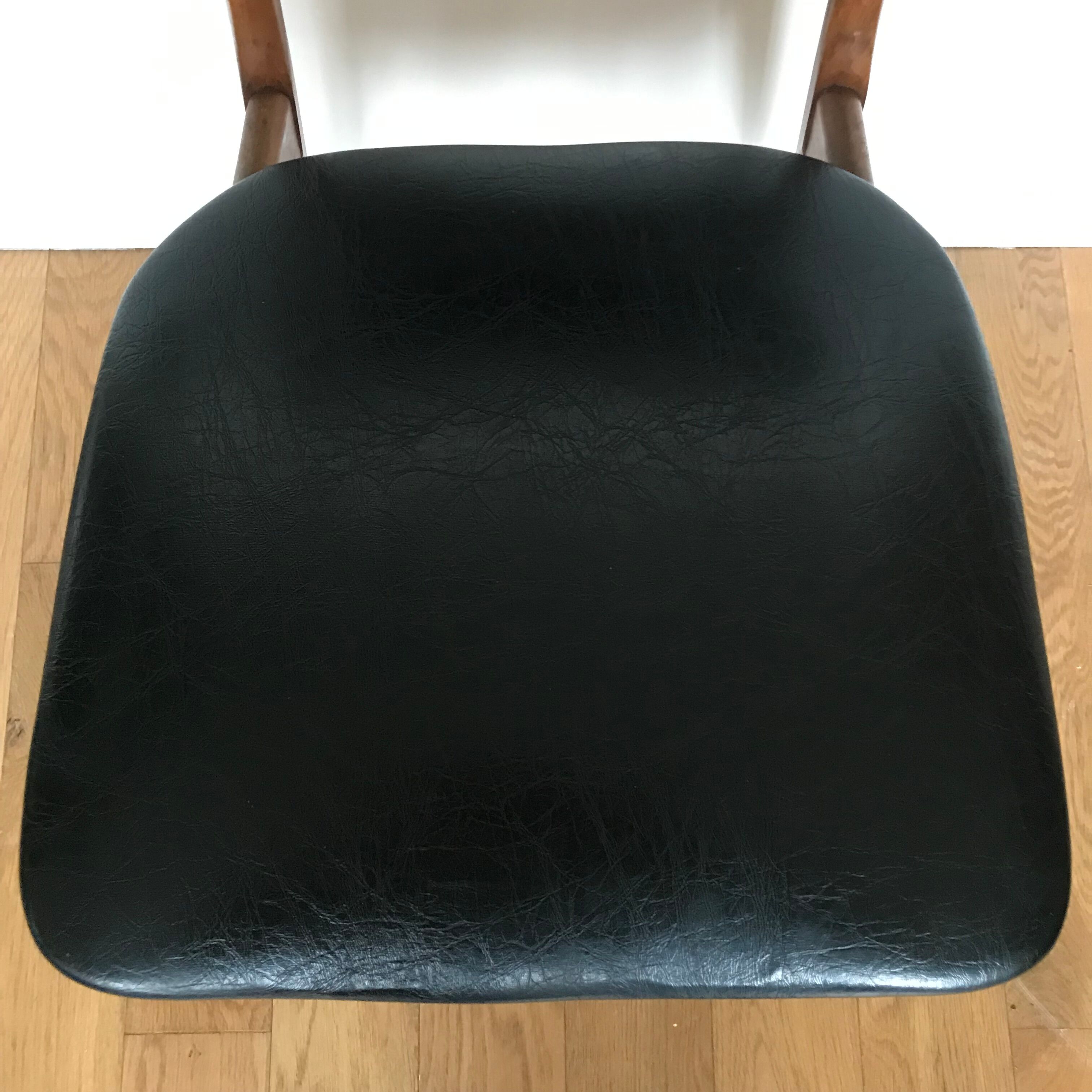 Chair in wood and leatherette