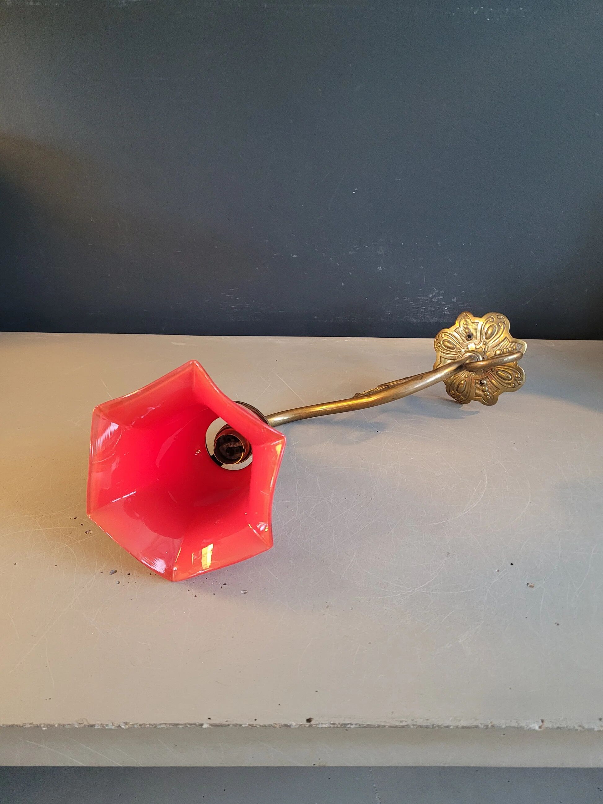 Tulip wall light in brass and red glass