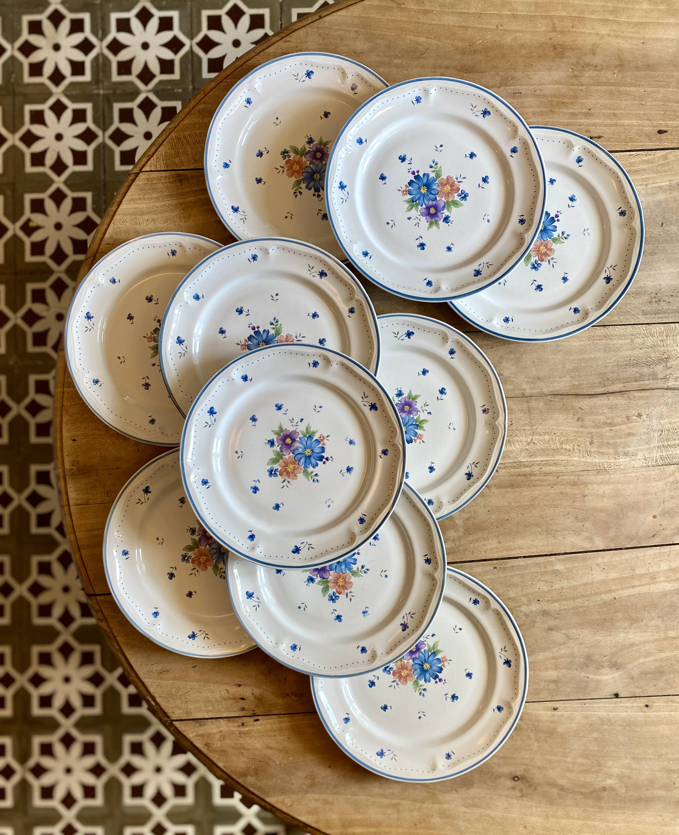 Set of 10 vintage flat plates