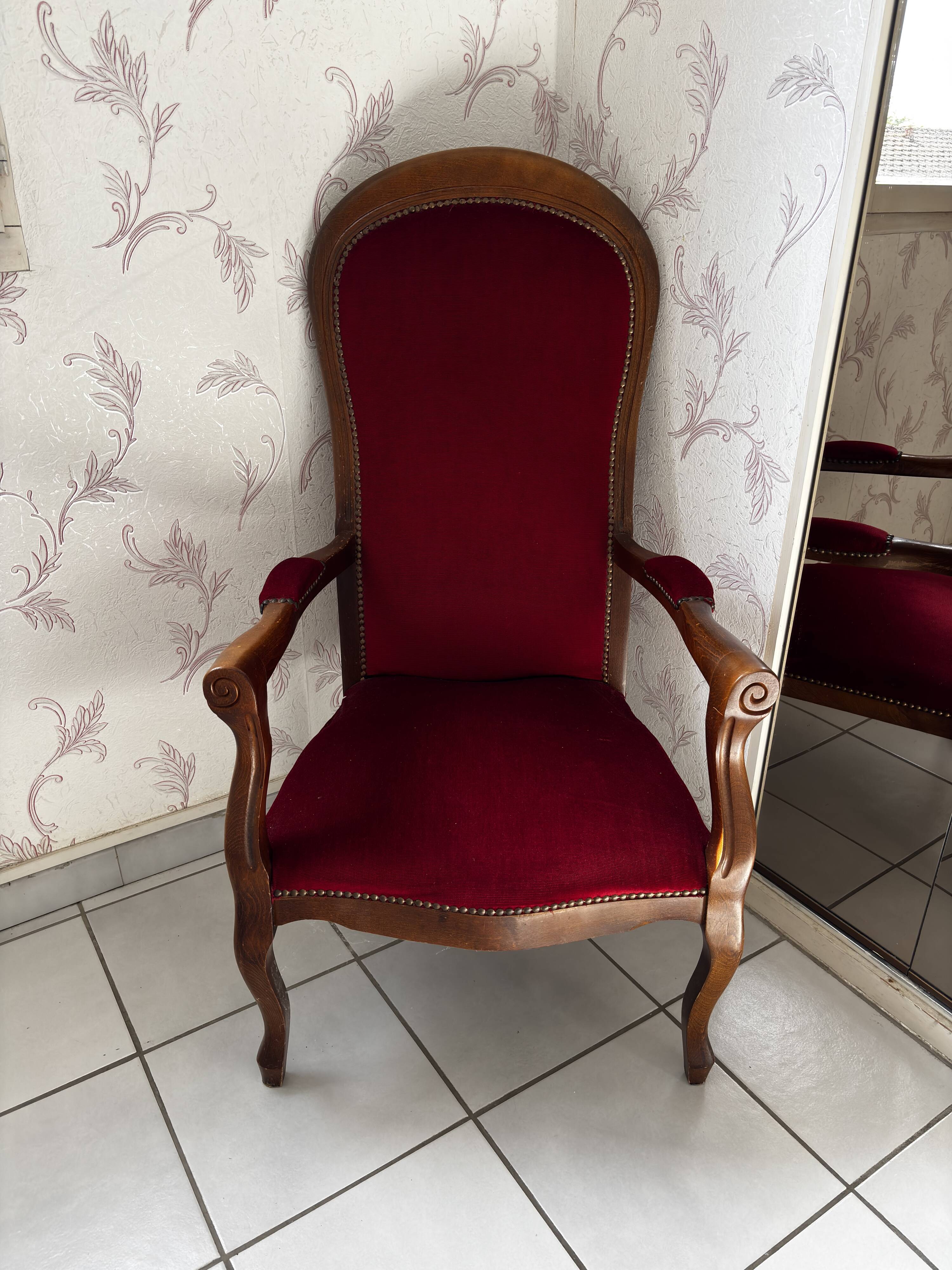 Antique Voltaire-style armchair - Red velvet and solid wood