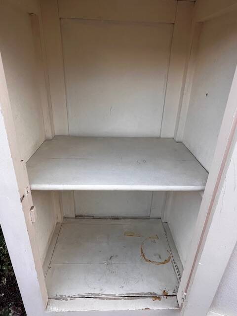 White 2-door bonnet cabinet