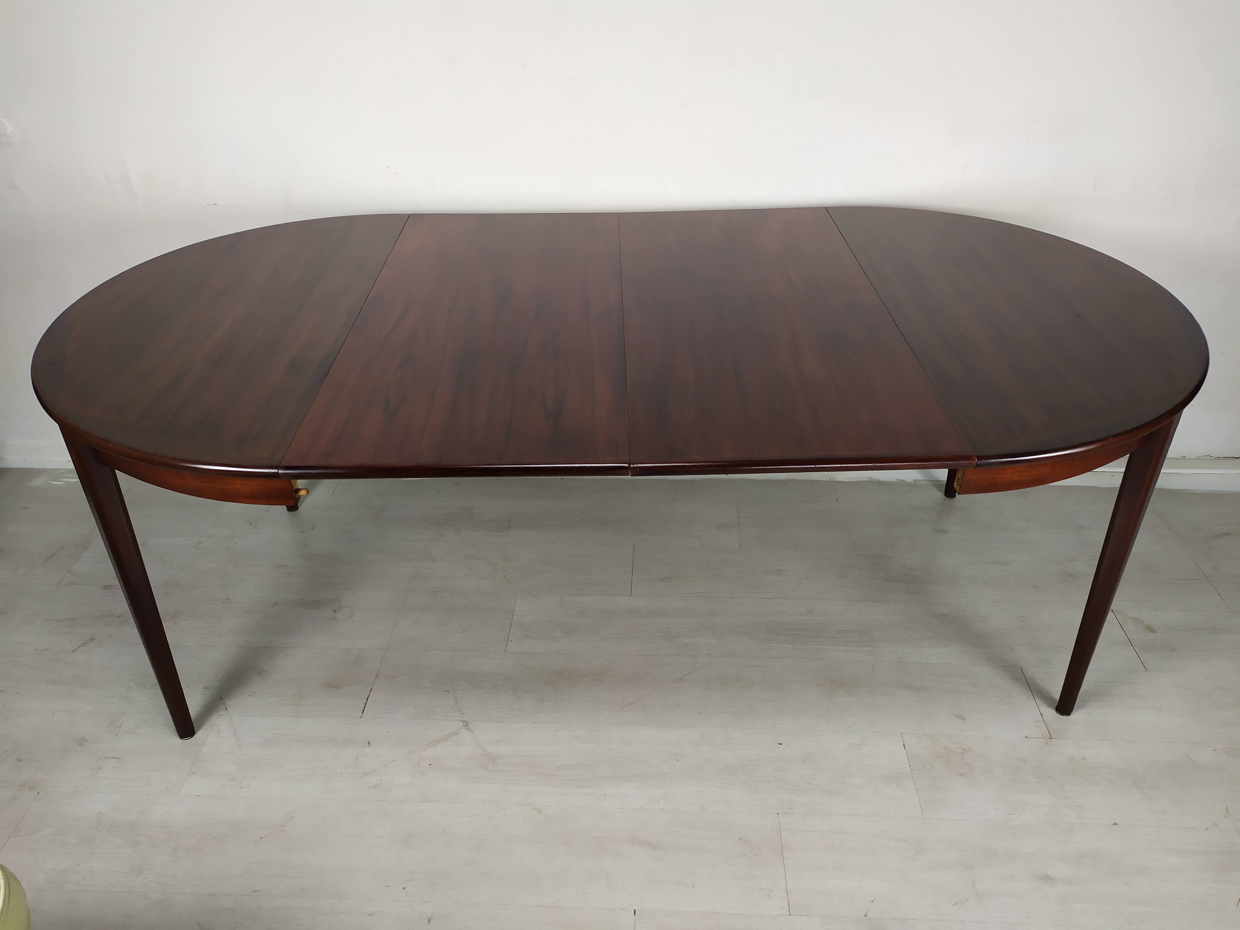 Scandinavian extendable table