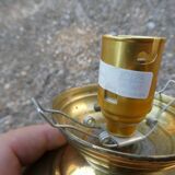 Lampe à poser avec globe en verre ciselé.