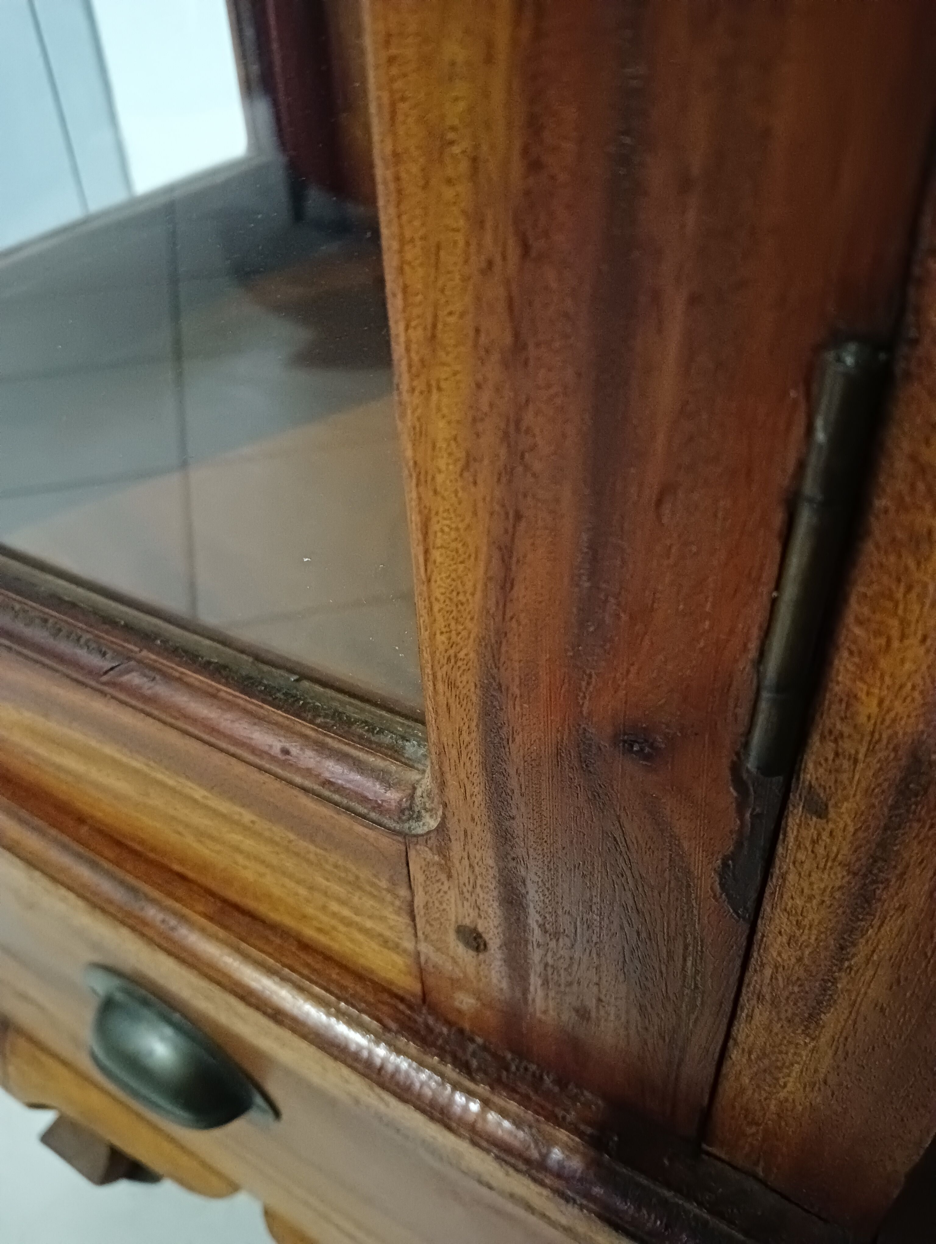 Mahogany column showcase, 1 glass door, 1 drawer, 5 wooden shelves