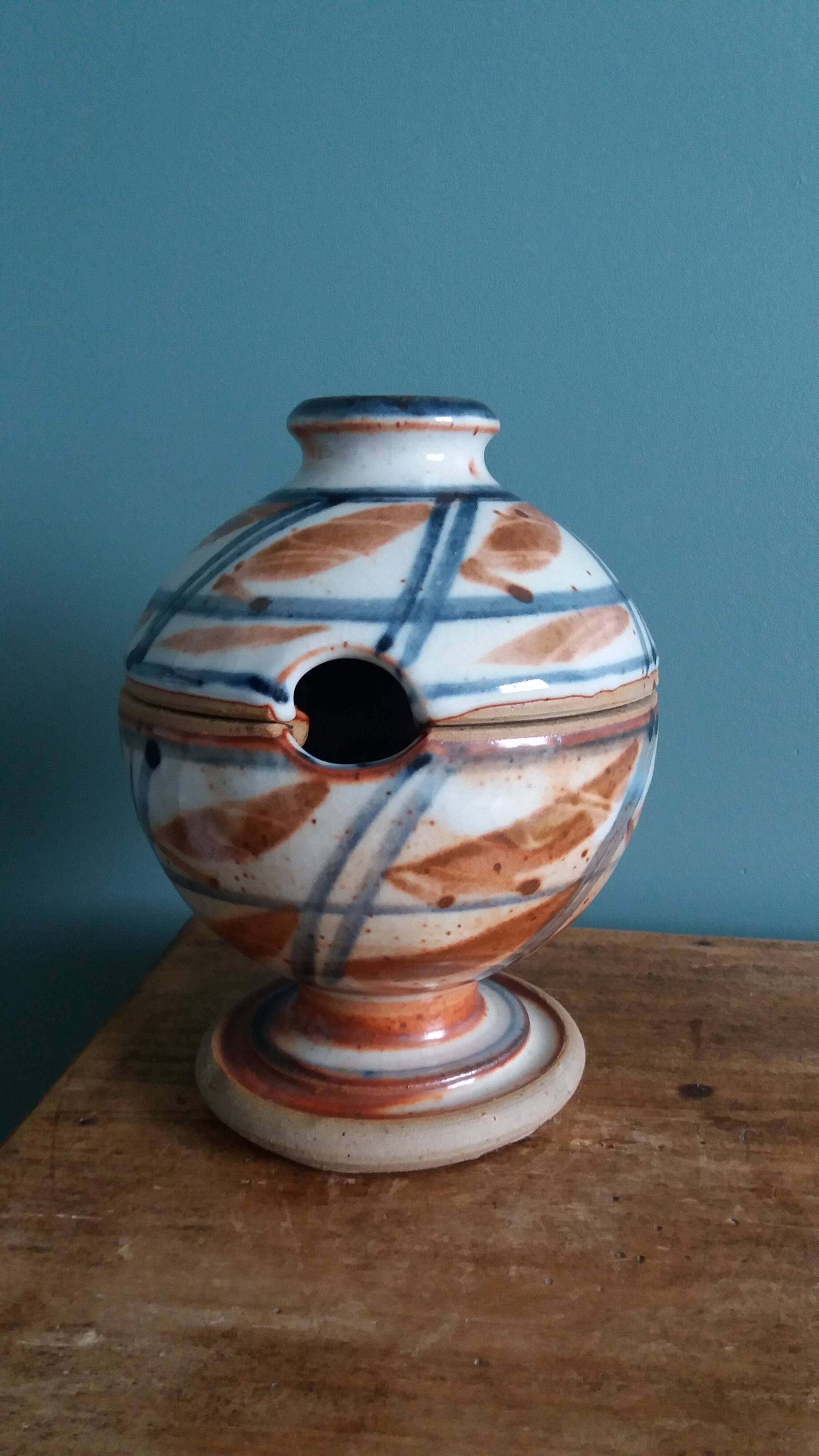 Sugar confiturer signed by Saint Maur, Evelyne Porret and Michel Pastore.