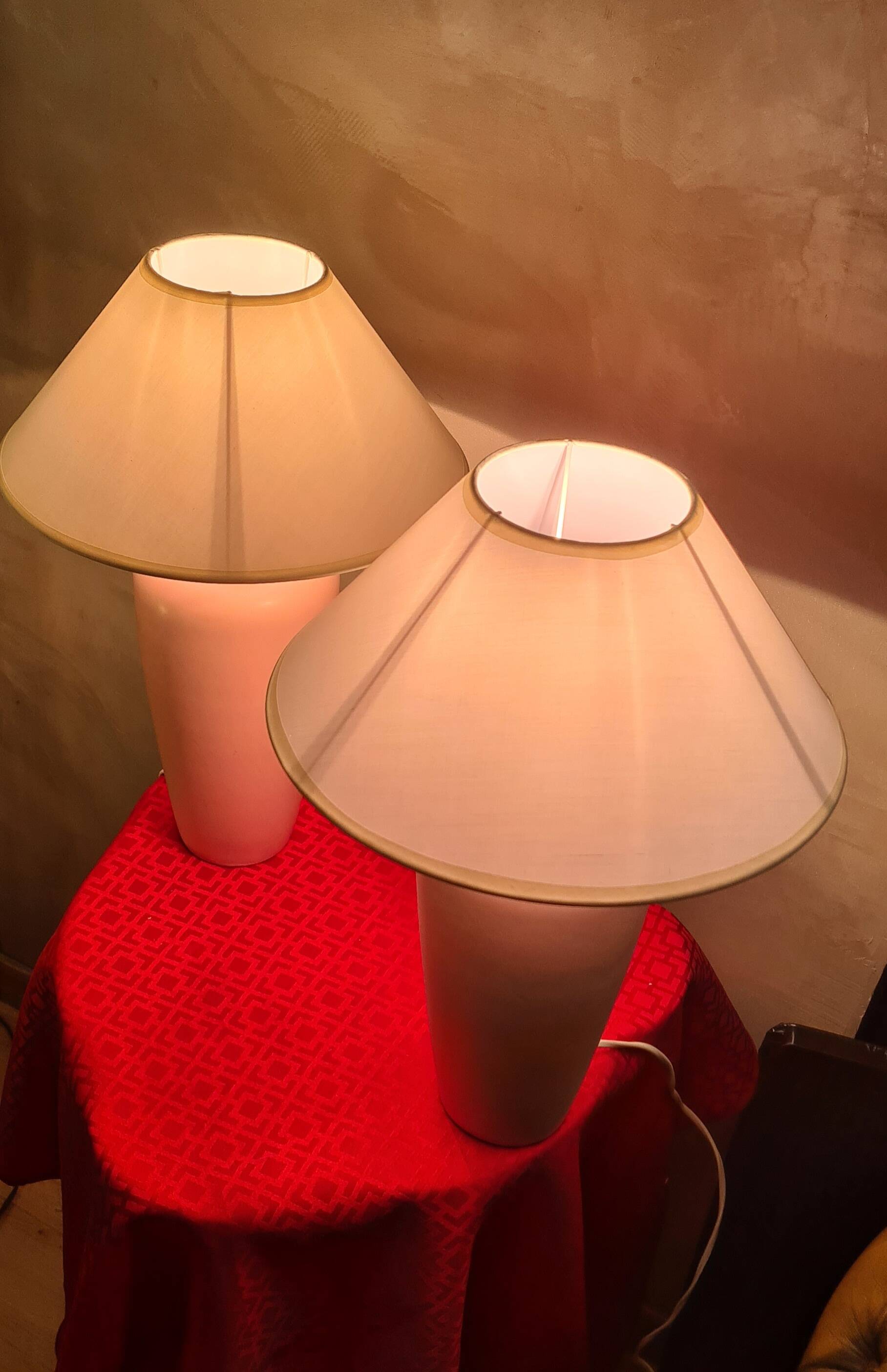 pair of 1970s lamps in matte pink ceramic and off-white lampshades, new inte