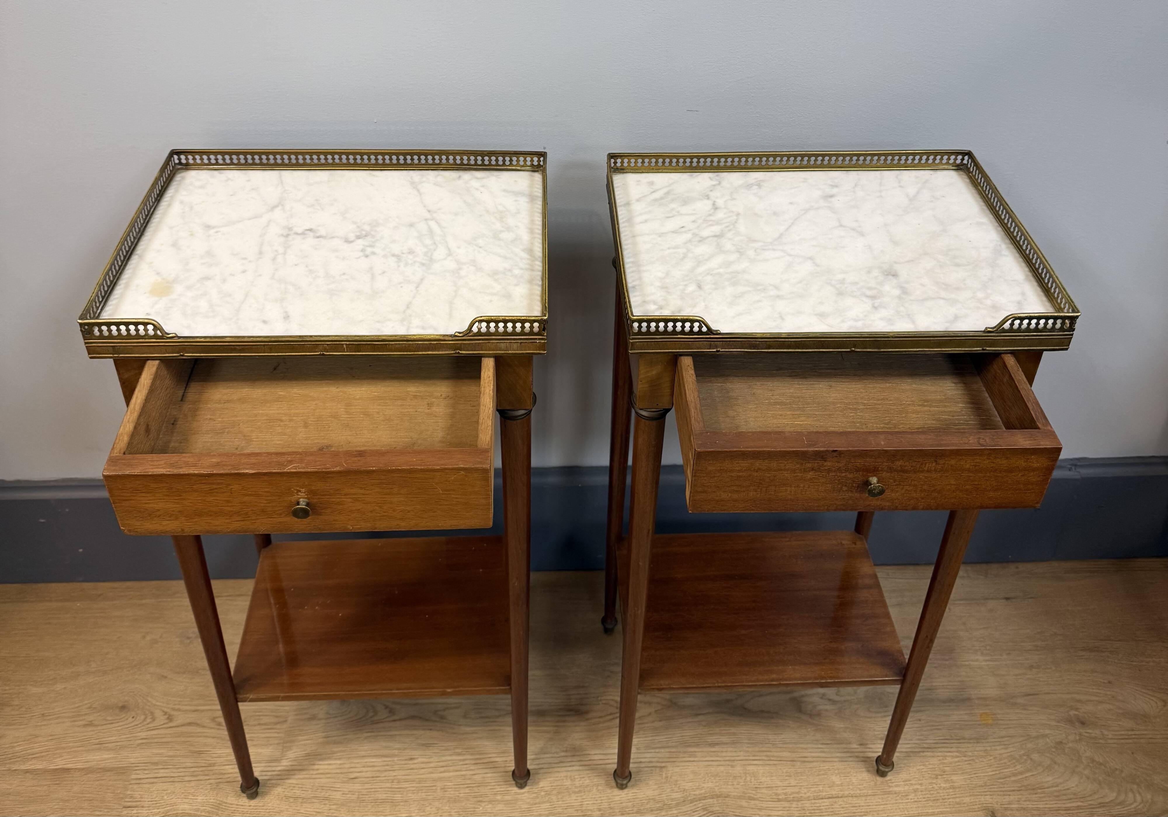 Paire de chevets style Louis XVI en acajou