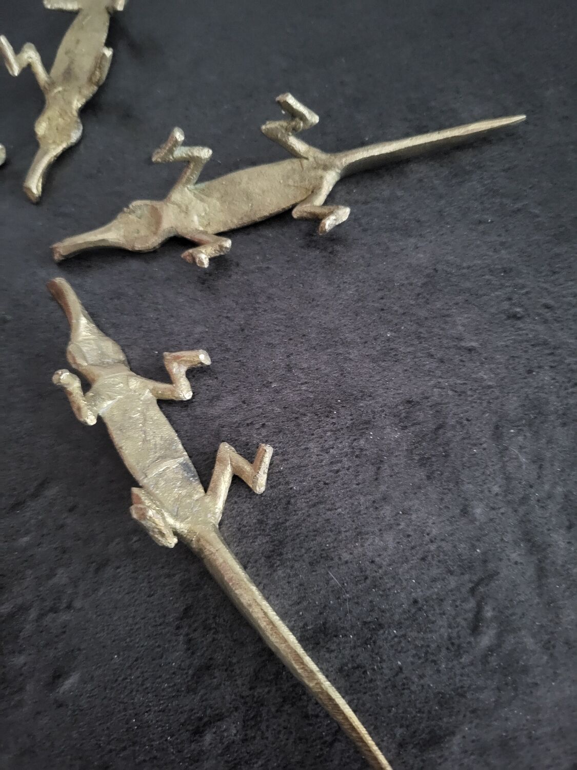 6 vintage knife rests, brass crocodiles, in excellent condition.