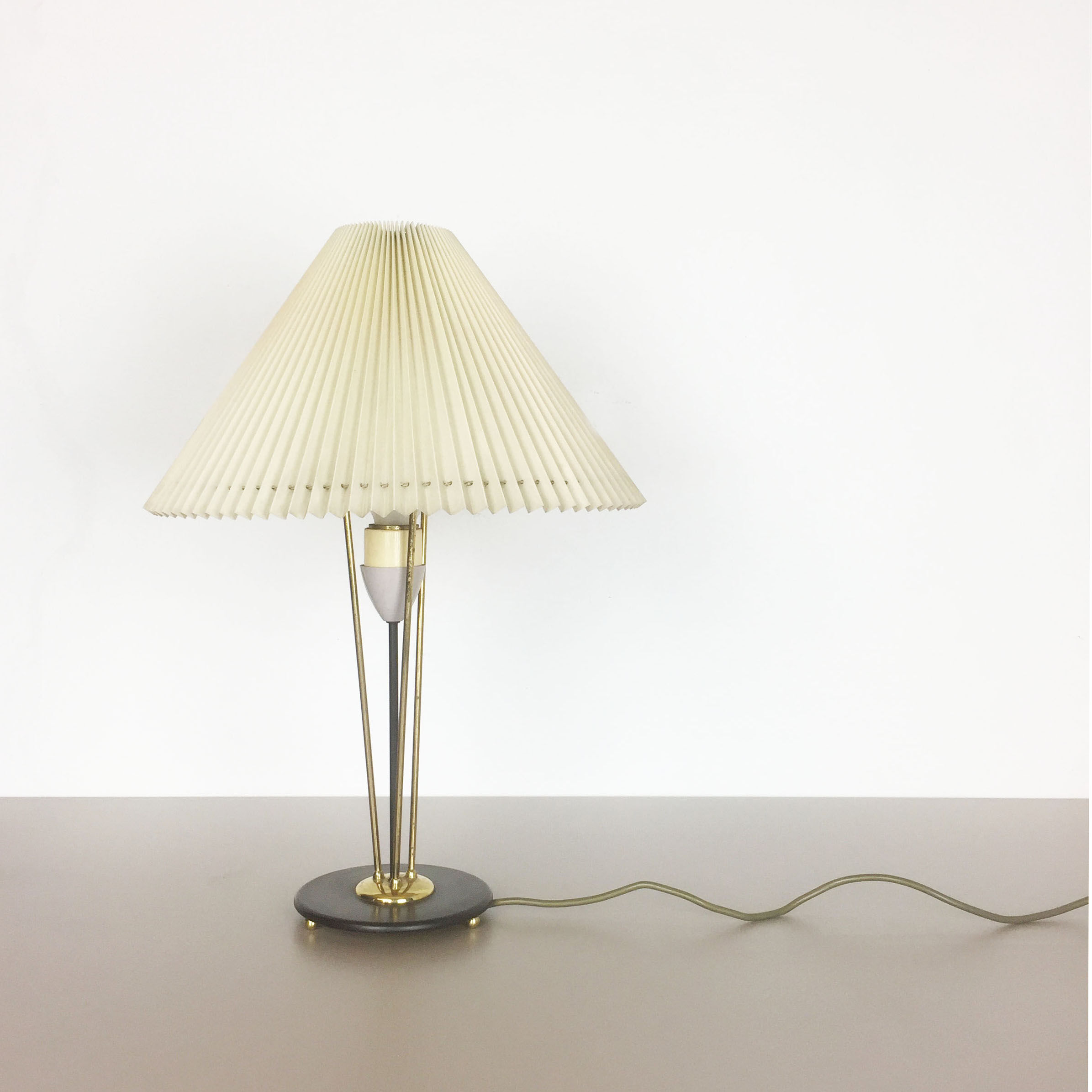 Table lamp modernist original with base metal, Italy 1960