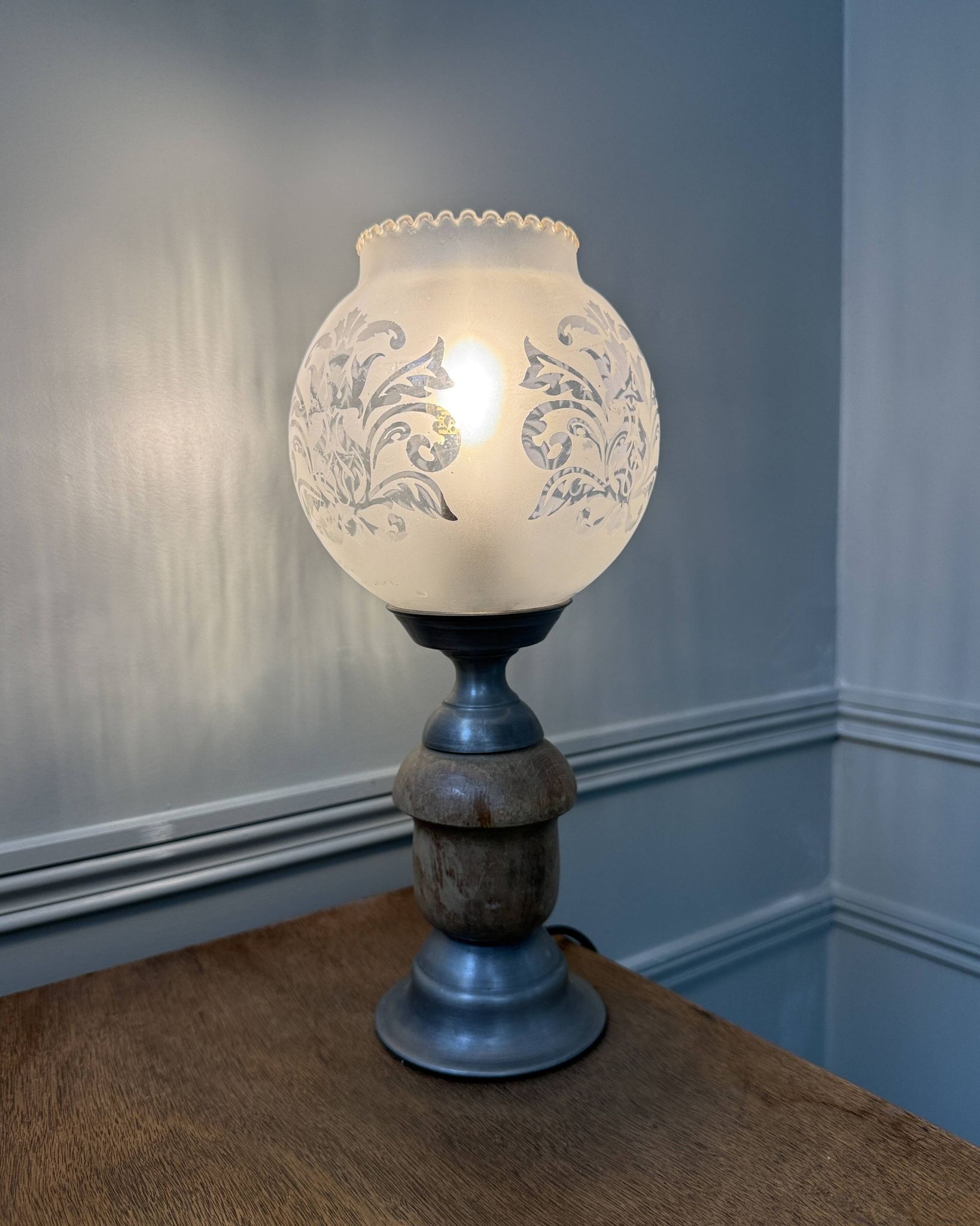 Art Nouveau lamp with engraved glass