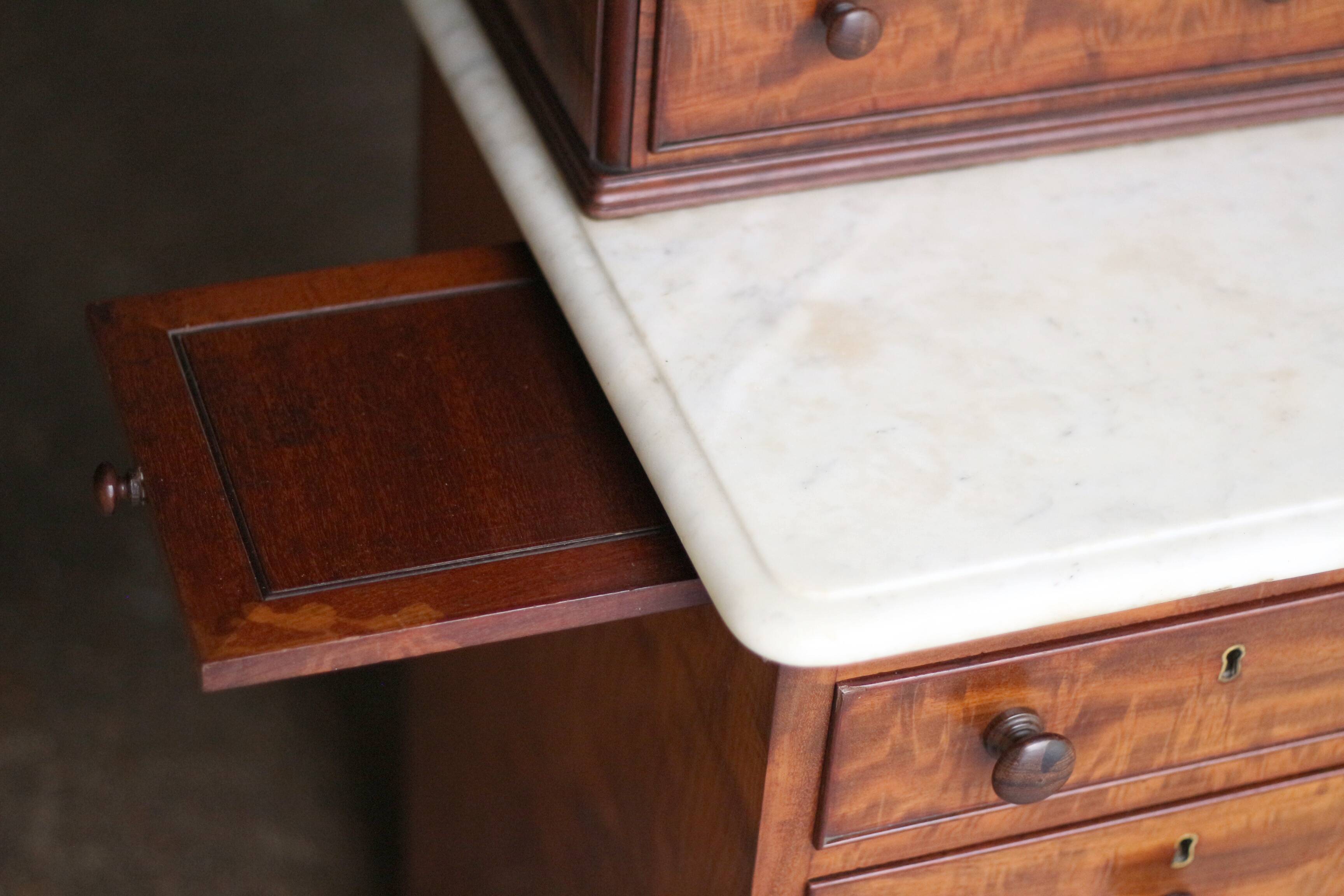 Exceptional: pair of Gillows of Lancaster chiffoniers (circa 1830)