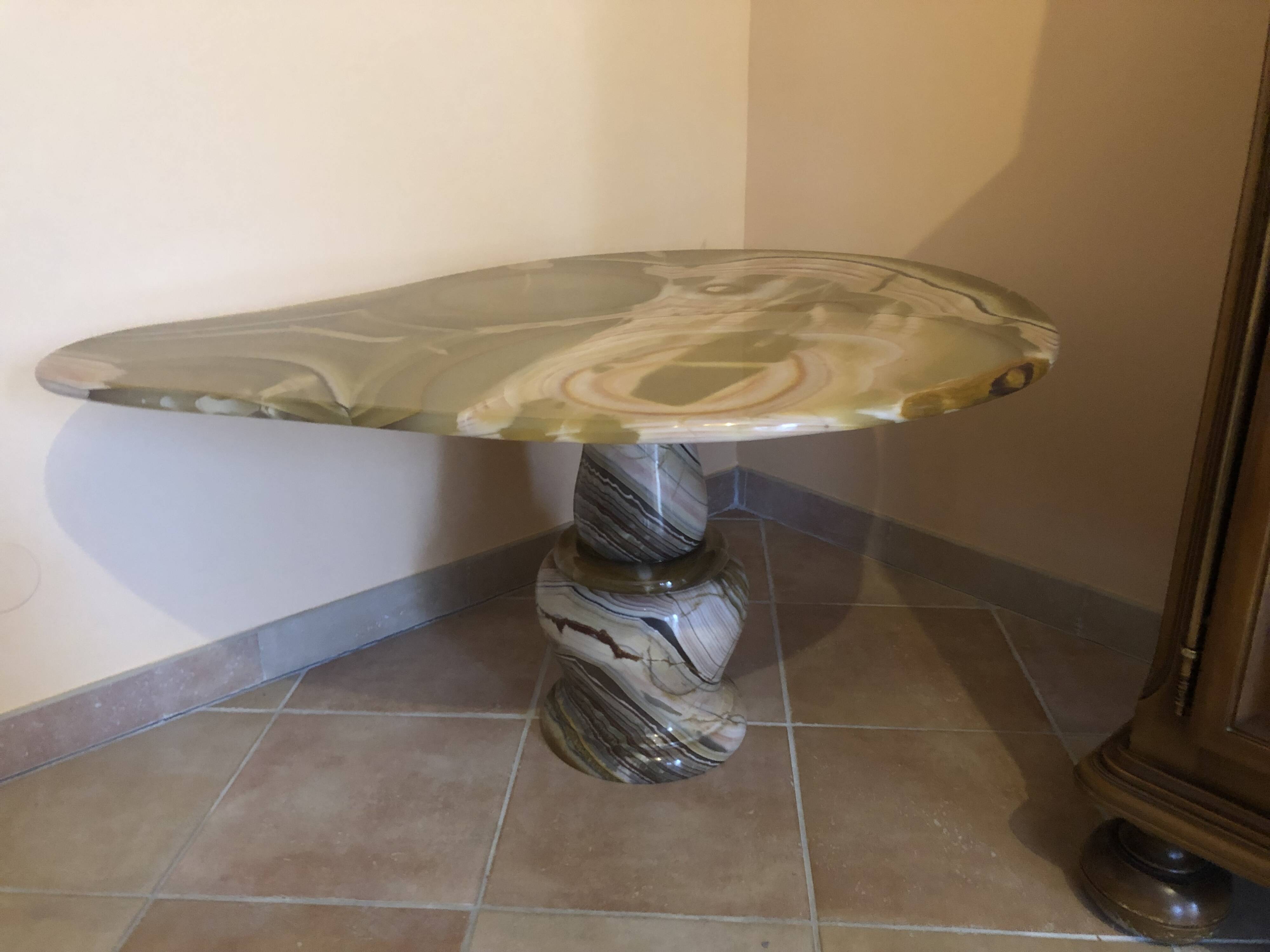 Table basse en onyx forme libre