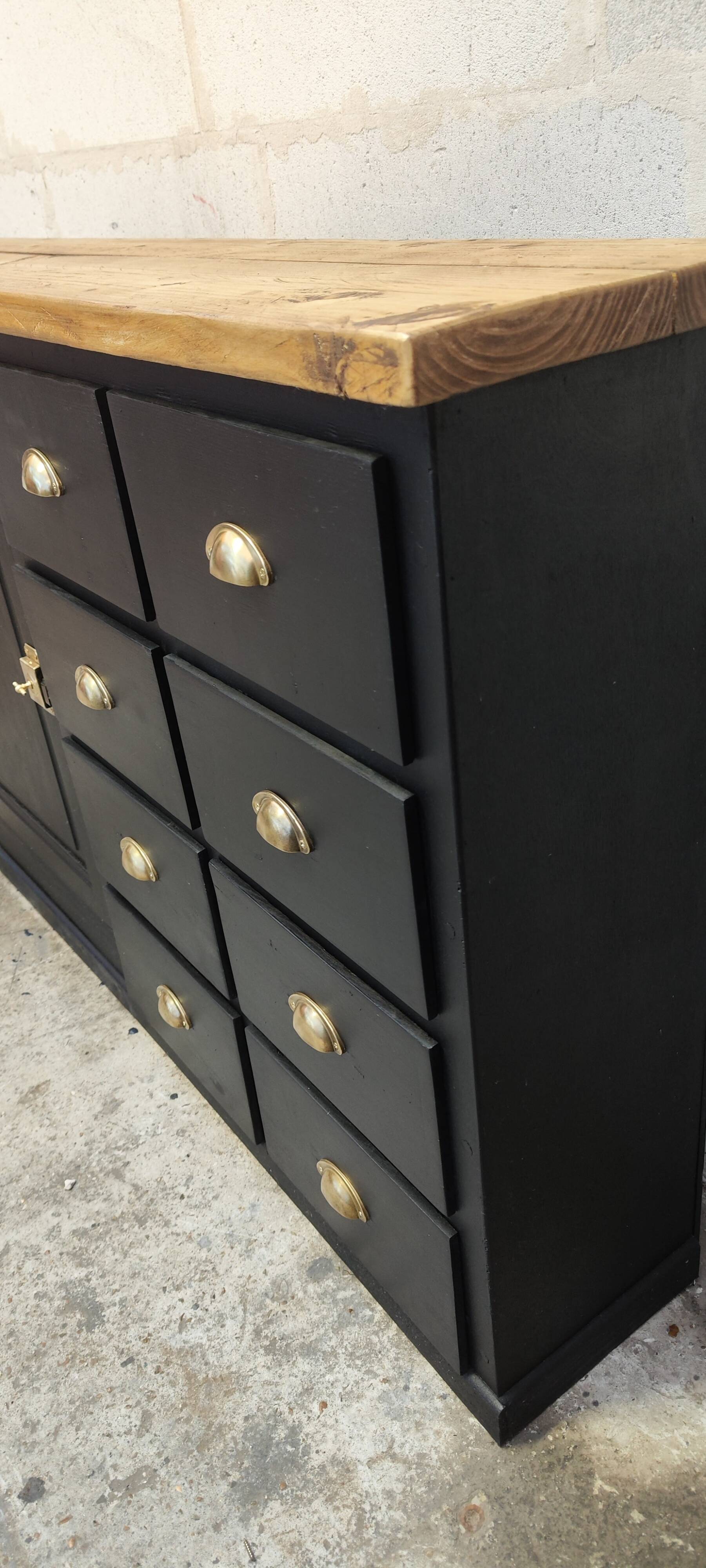 One-door workshop unit with eight black and gold drawers