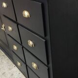 One-door workshop unit with eight black and gold drawers