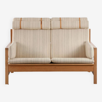 Very beautiful and elegant vintage 2-seater sofa design by Børge Mogensen