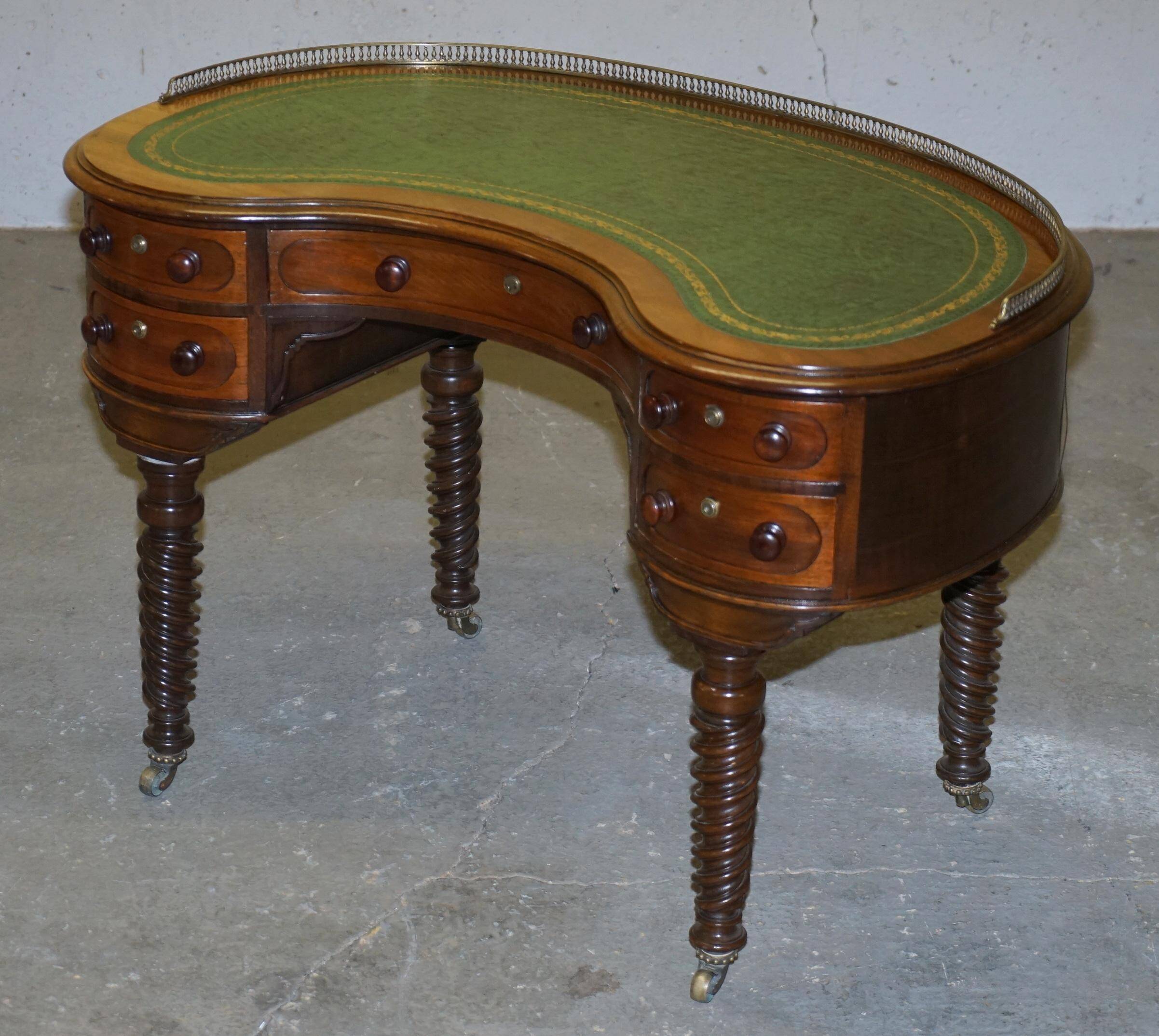 Bureau Kidney de Campagne Militaire Regency de Gillow's of Lancaster avec Galerie en Laiton