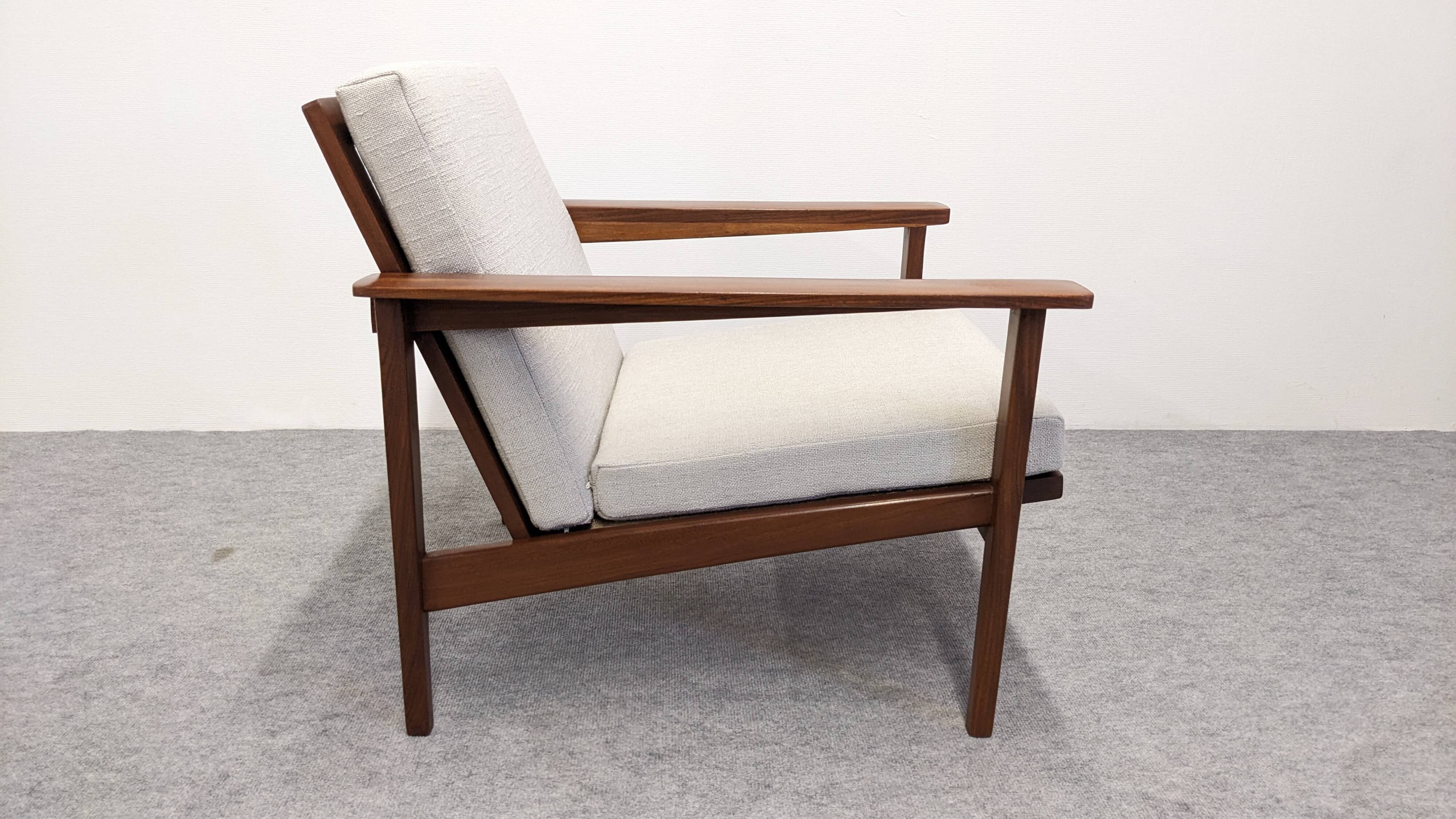 Salon, canapé et fauteuils, de style scandinave en teck, France vers 1950