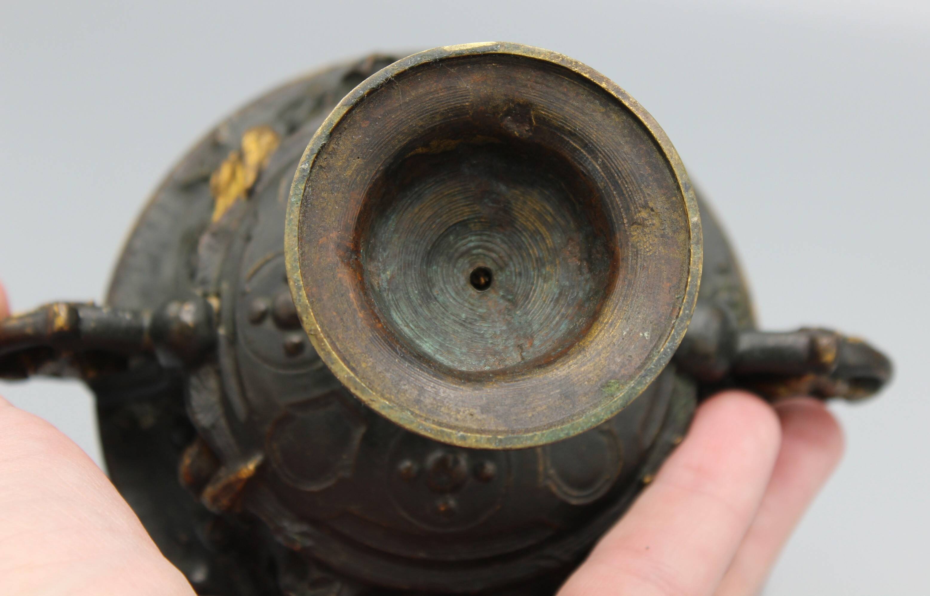 Bronze pedestal bowl with leaf decoration