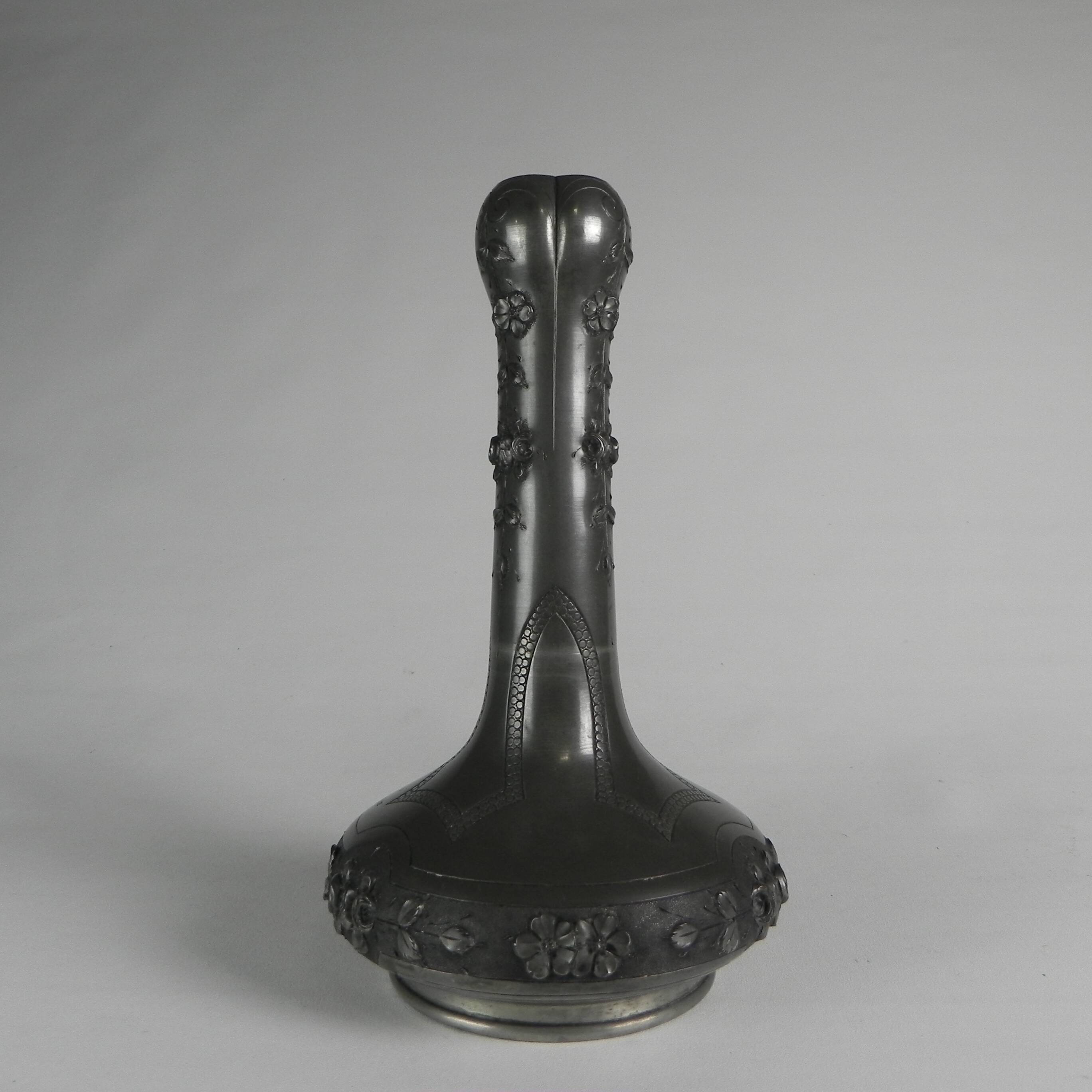 Art Nouveau vase in pewter signed Pechez, early 20th century.