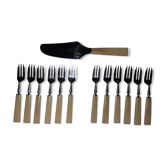 Box 12 dessert forks and horn service shovel.
