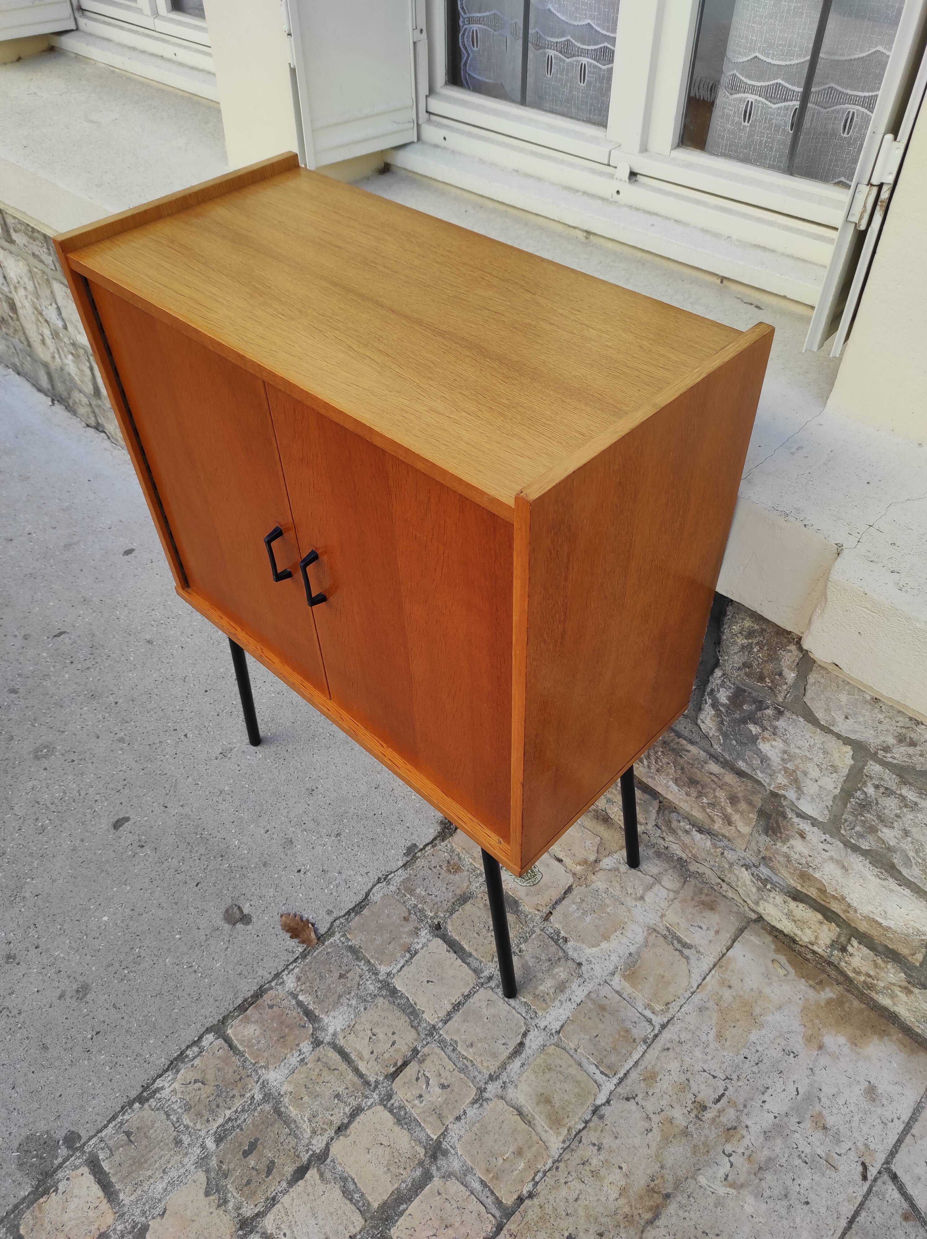 Piece of furniture feet metal compass