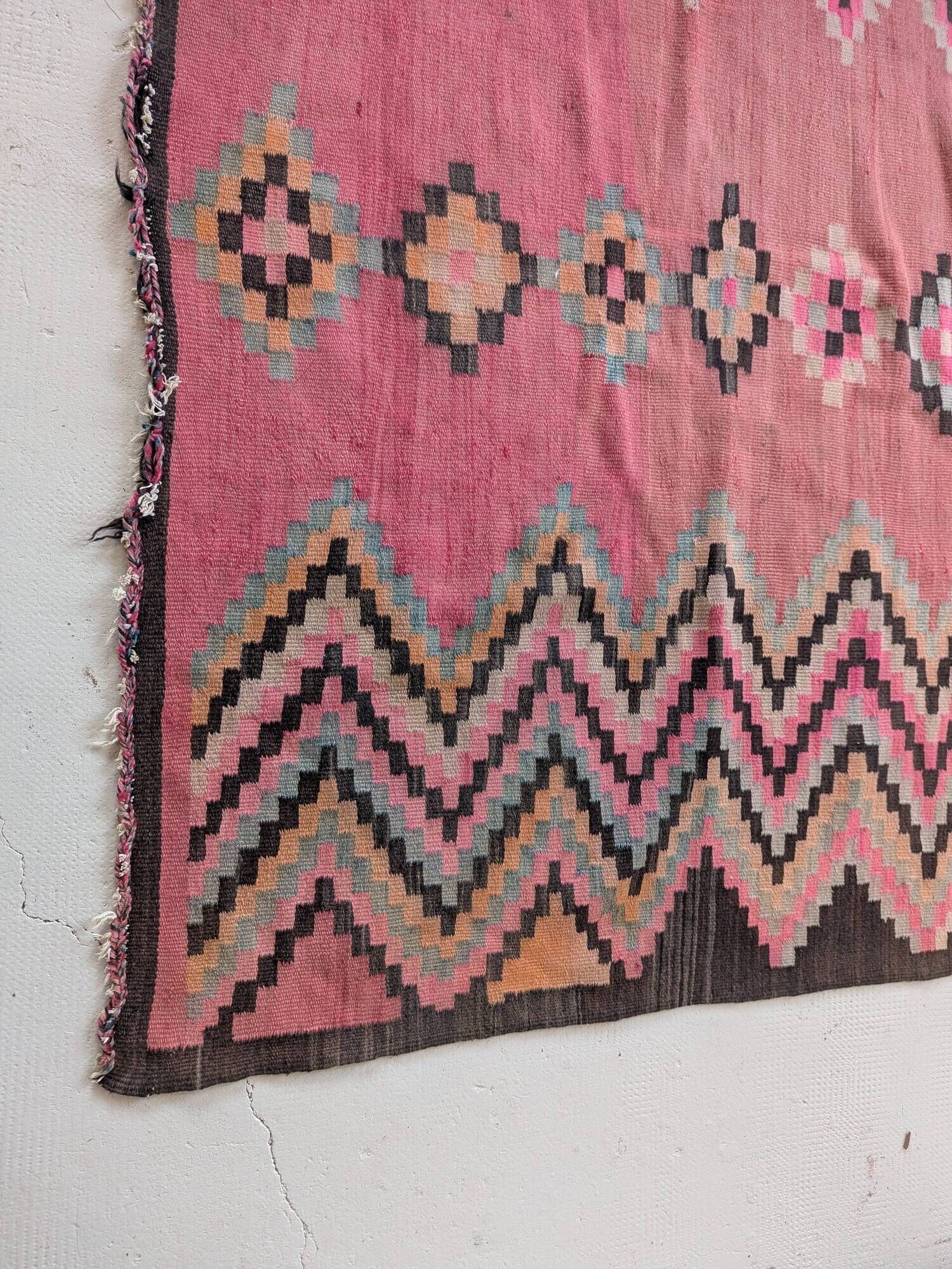 Tapis kilim ancien dans des tons rose