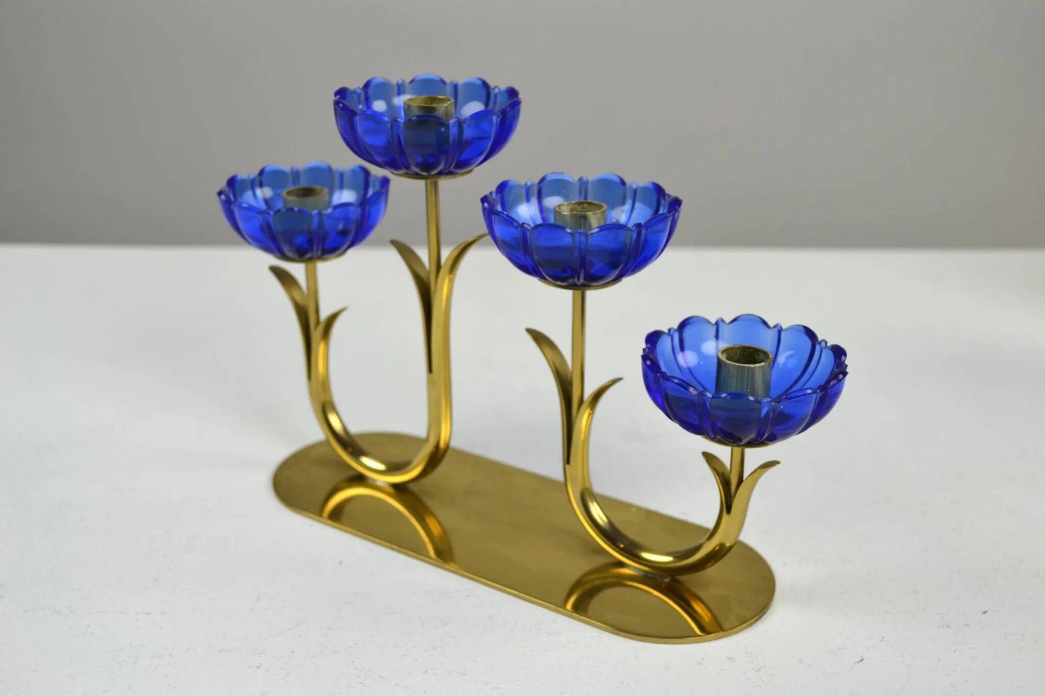 Bougeoirs en laiton massif et en verre artistique bleu cobalt par Gunnar Ander pour Ystad-Metall, Suède, années 1950.