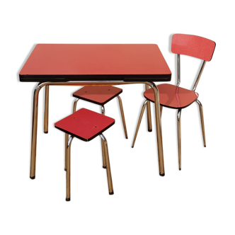 Table formica rouge avec chaise et tabourets