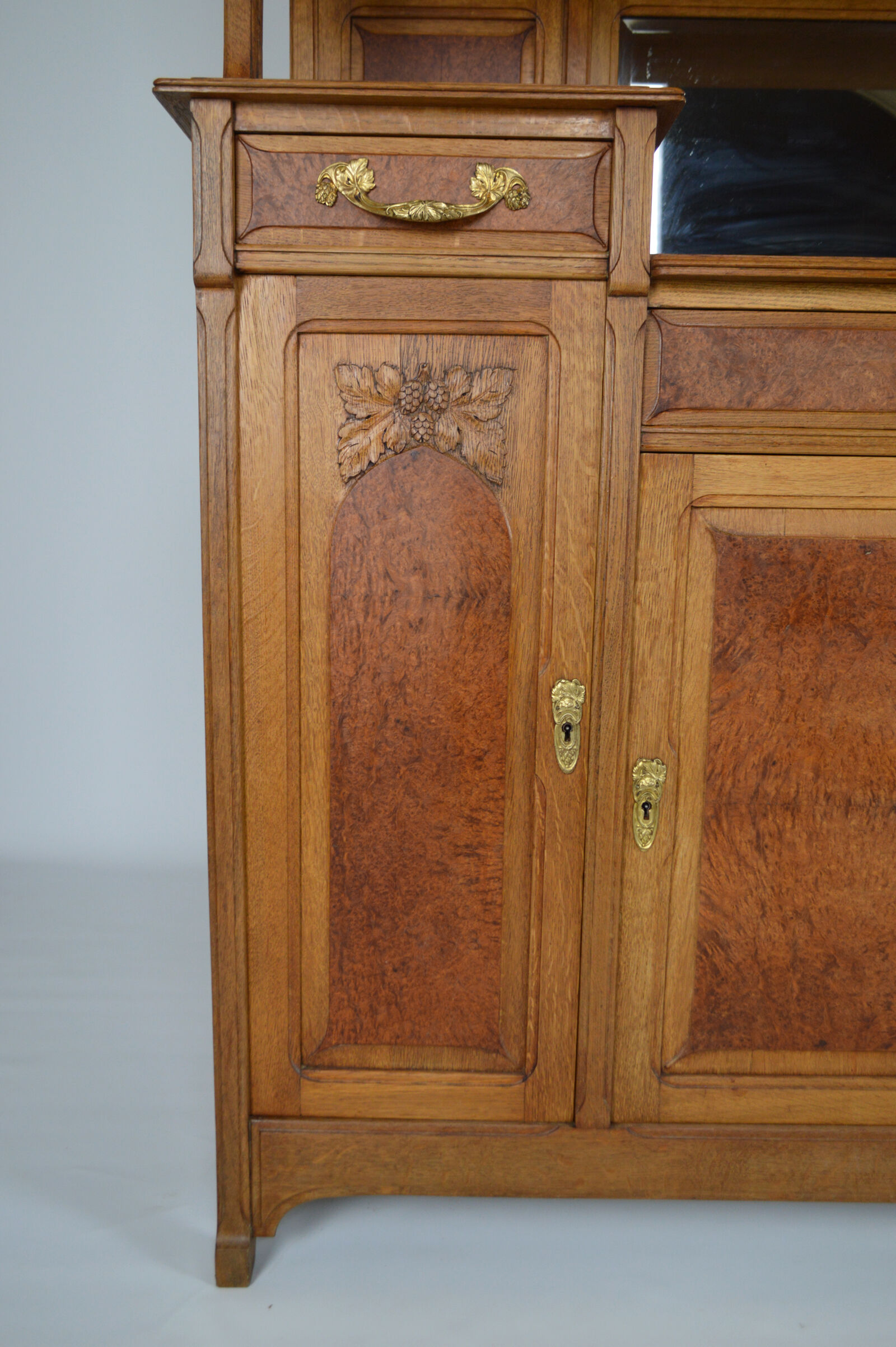 Buffet art nouveau en chêne et loupe, modèle au platane, vers 1910