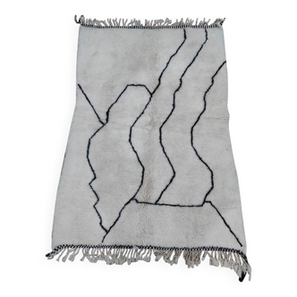Tapis traditionnel à décor géométrique blanc et noir