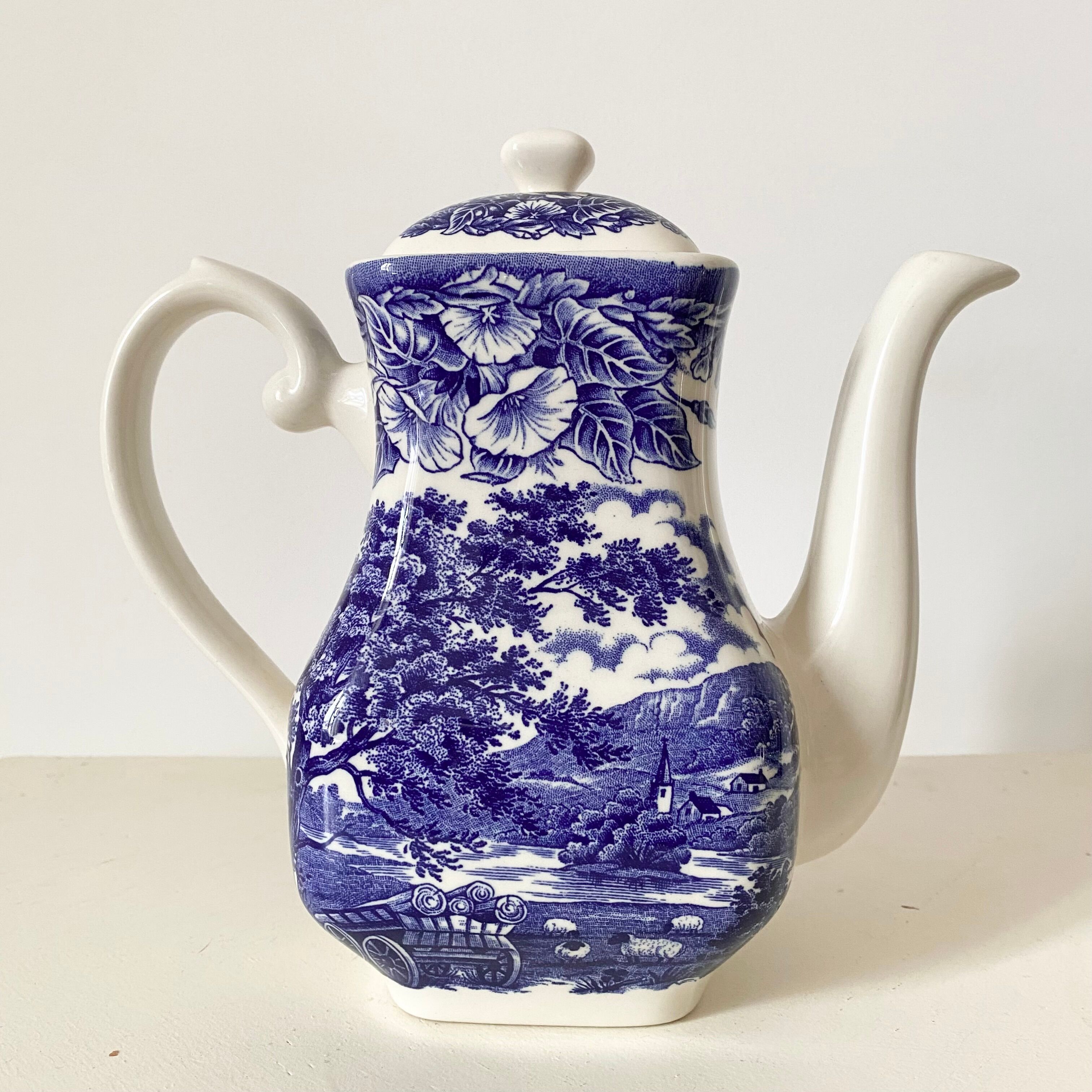 Théière anglaise bleue ancienne