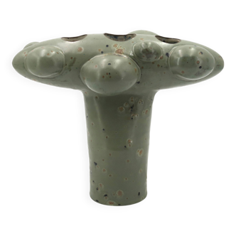 Organic sculptural accent lamp in green ceramic