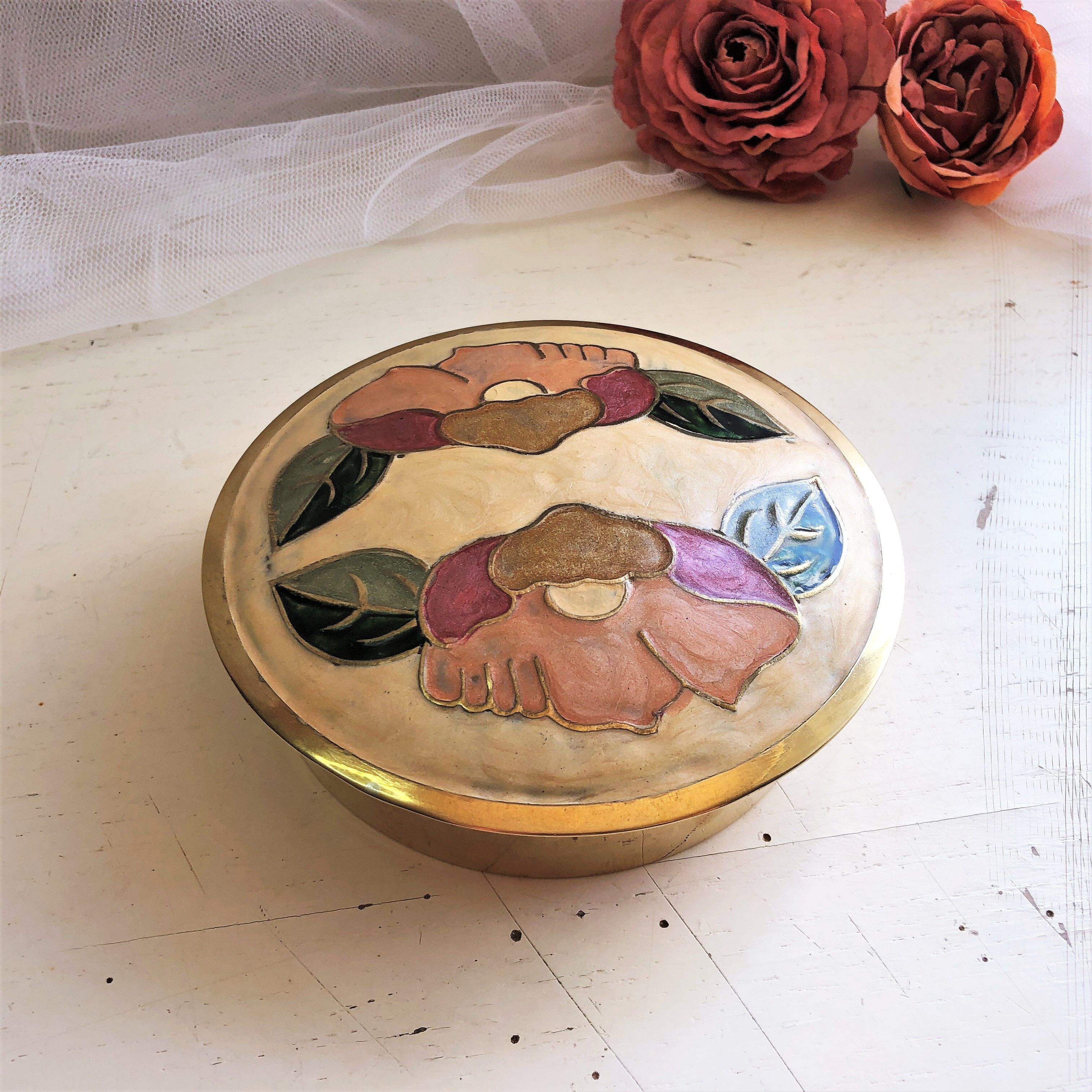 Boîte ronde laiton émaillé décor floral d'Inde