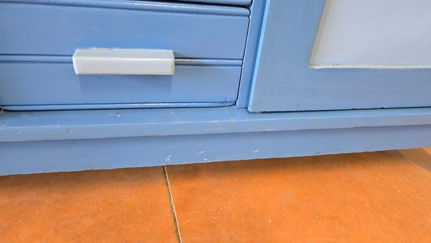 Buffet bas en bois peint bleu avec portes et tiroirs