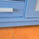 Buffet bas en bois peint bleu avec portes et tiroirs