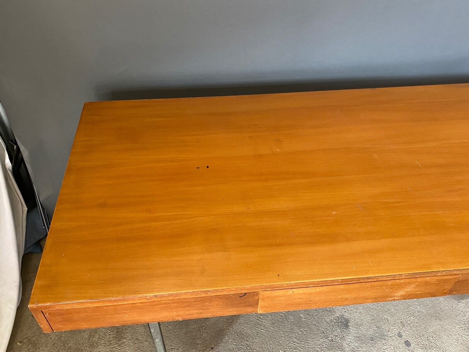 Bureau quatre tiroirs 1960 sur pieds tubulaires chromes