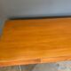 Bureau quatre tiroirs 1960 sur pieds tubulaires chromes