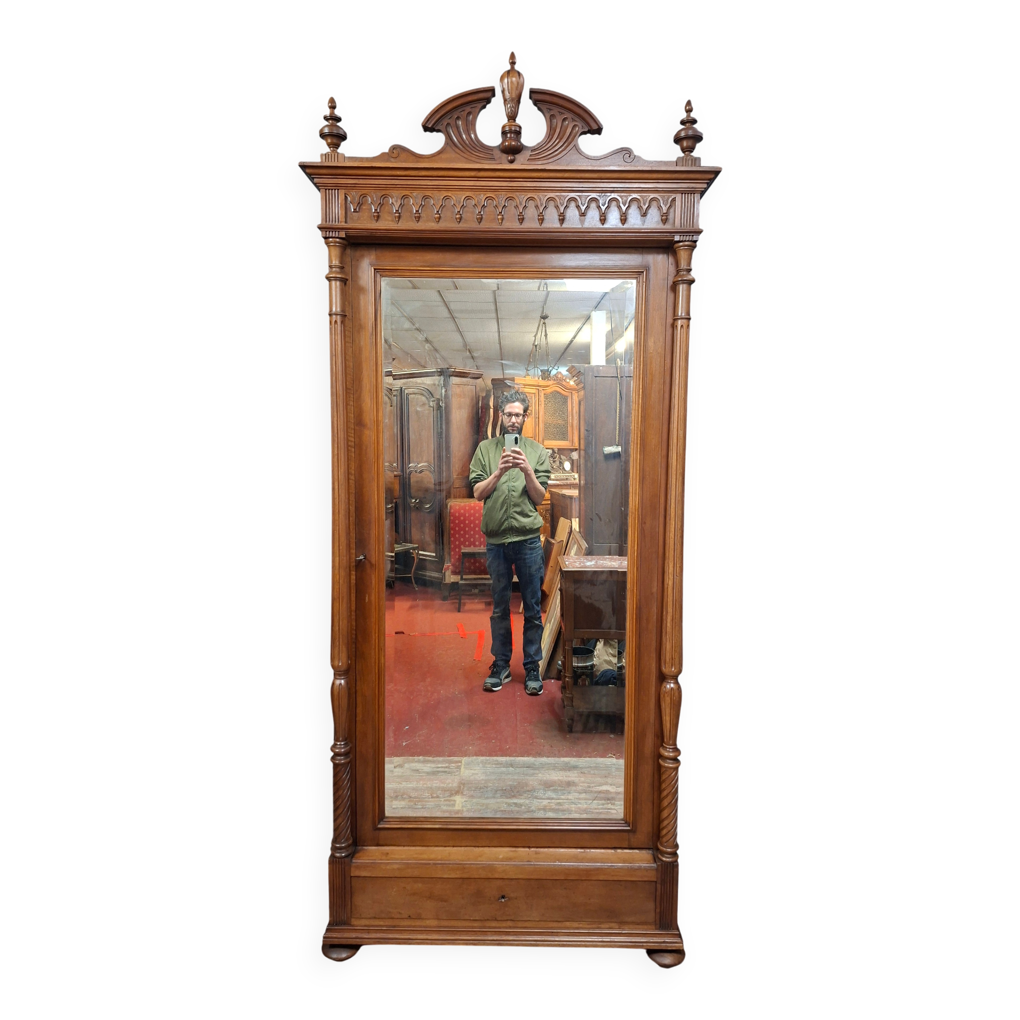 Neo-Gothic mirrored wardrobe in solid walnut – Late 19th century