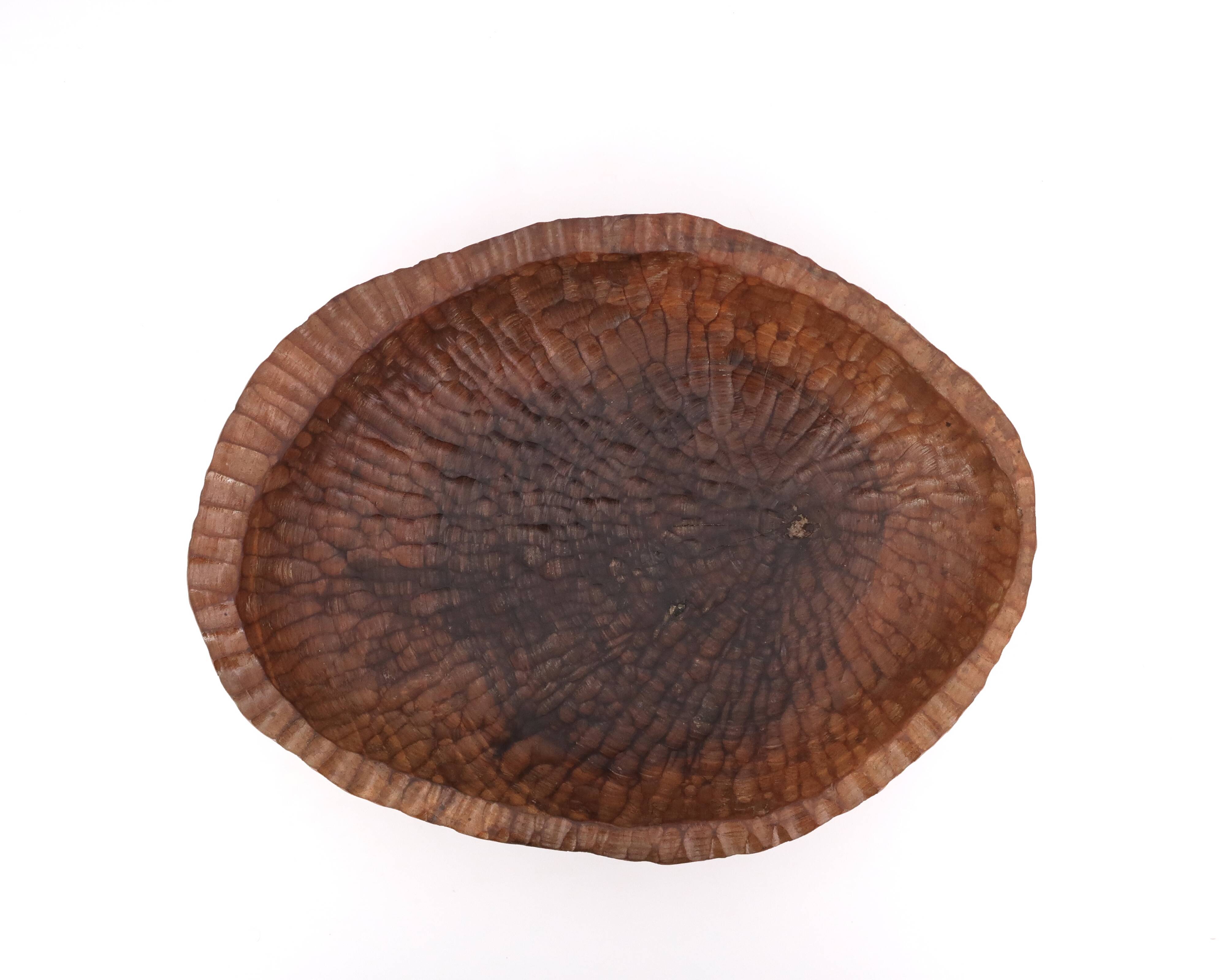 Centre de table en bois taillé à la gouge signé 1974
