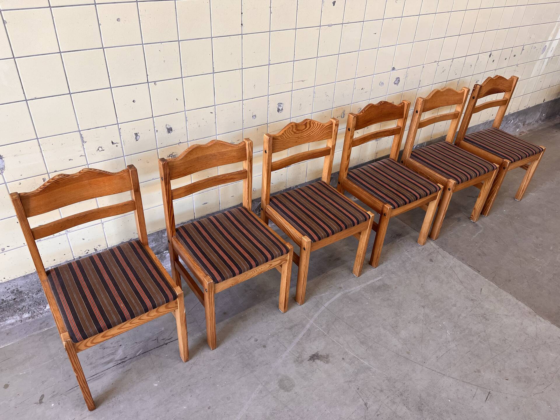 Set of six Scandinavian dining chairs in pine