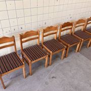 Ensemble de six chaises de salle à manger scandinaves en pin.
